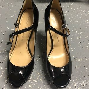 OPEN-TOE PLATFORM IN PATENT LEATHER